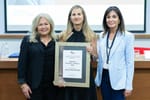 Paula Escobar Chavarría recibe el Premio Raquel Correa 2024 por su destacada trayectoria periodística