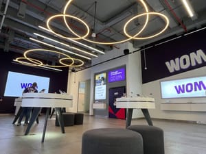 WOM avanza en inclusión con horarios inclusivos y espacios adaptados para clientes y colaboradores