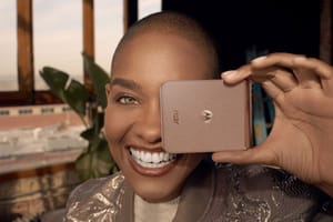 Motorola presenta sus dos smartphones con el nuevo Color del Año 2025 de Pantone, Mocha Mousse