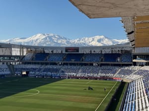 Claro Arena inaugura el primer sistema de climatización inteligente en un estadio chileno con Midea