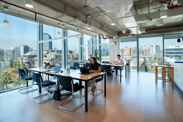 WeWork: ¿Cómo el trabajo flexible está reconfigurando las ciudades?