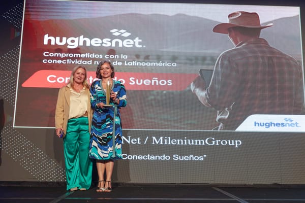 Hughes gana en los Premios EIKON 2024 con su iniciativa "Conectando Sueños"