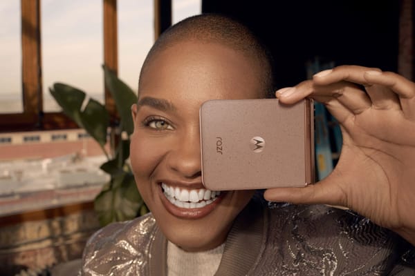 Motorola presenta sus dos smartphones con el nuevo Color del Año 2025 de Pantone, Mocha Mousse